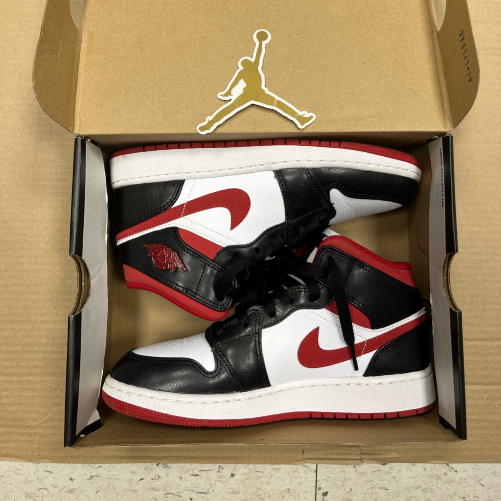AIR JORDAN 1 MID White/Gym Red-Black Size 5Y (Grade School)